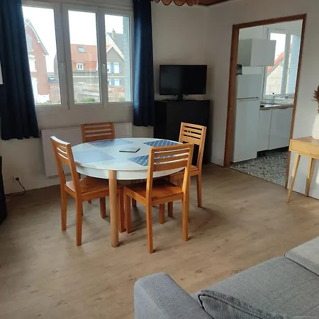 Becassine 50metres Plage,centre. *